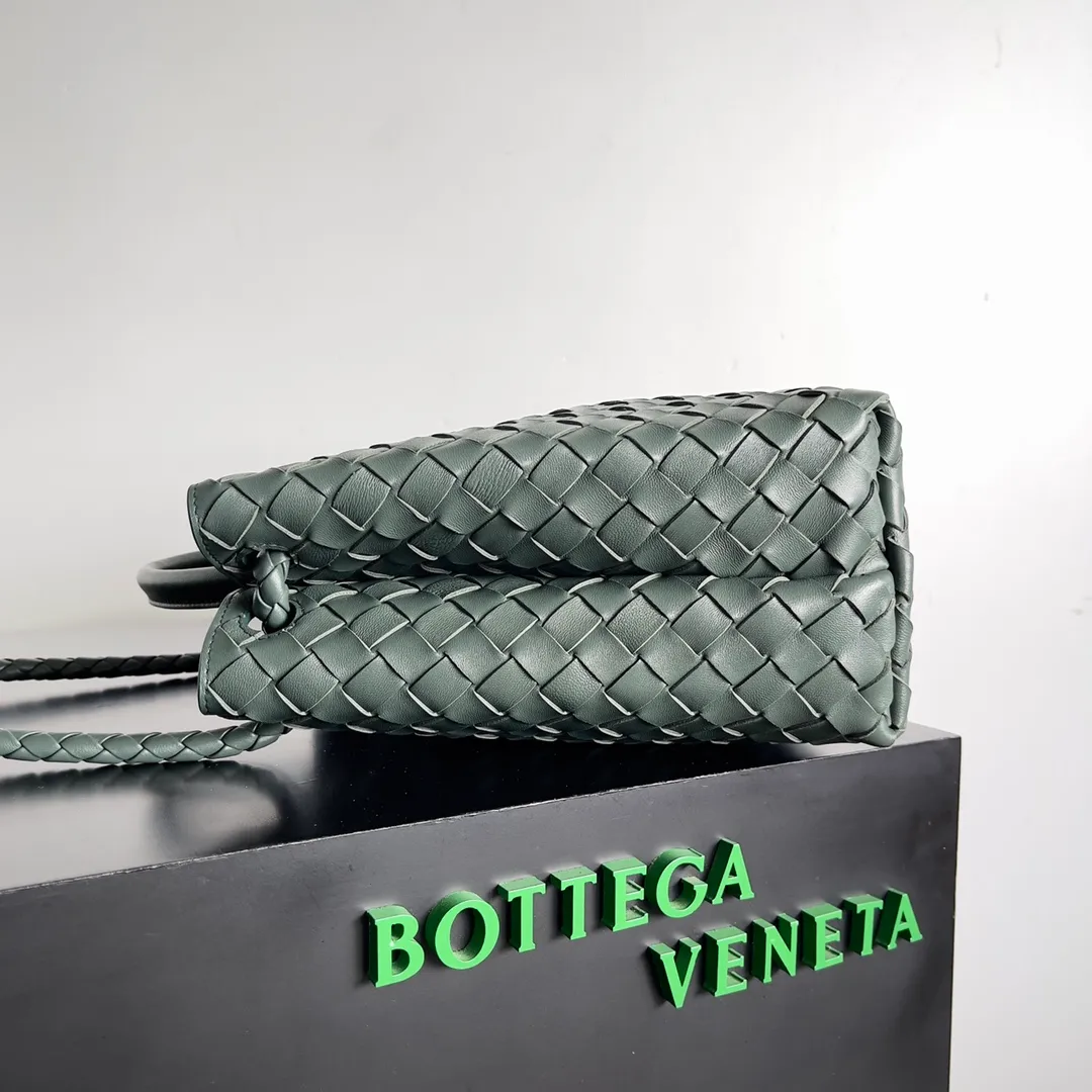 The 2023 new Andiamo batch of 2260 BV has been shipped‼ ️Really popular🔥The new Andiamo woven handbag launched by Bottega Veneta this season is really popular all over the world! ! Celebrities at home and abroad have worn it, and Oscar-winning actress Michelle Yeoh has taken it out on the street. Song Jia, Trai Yara, Yu Feihong, Sanji Ayaka, Rosie Hunting-Whiteley, Yoshioka Riho, etc. have all picked up this bag. It is classic and versatile, showing off its temperament, and the bag capacity is also large, which is very convenient for daily commuting! ! A variety of carrying methods, the shoulder straps can be adjusted by yourself, the original lambskin feels soft and delicate, and the unisex style breaks the gender boundaries and brings a more practical and long-lasting use experience. Andiamo, which has both elegant and casual styles, perfectly interprets the true appearance of "fashionable old money style". Style number: 743572 Size: 32*24*12